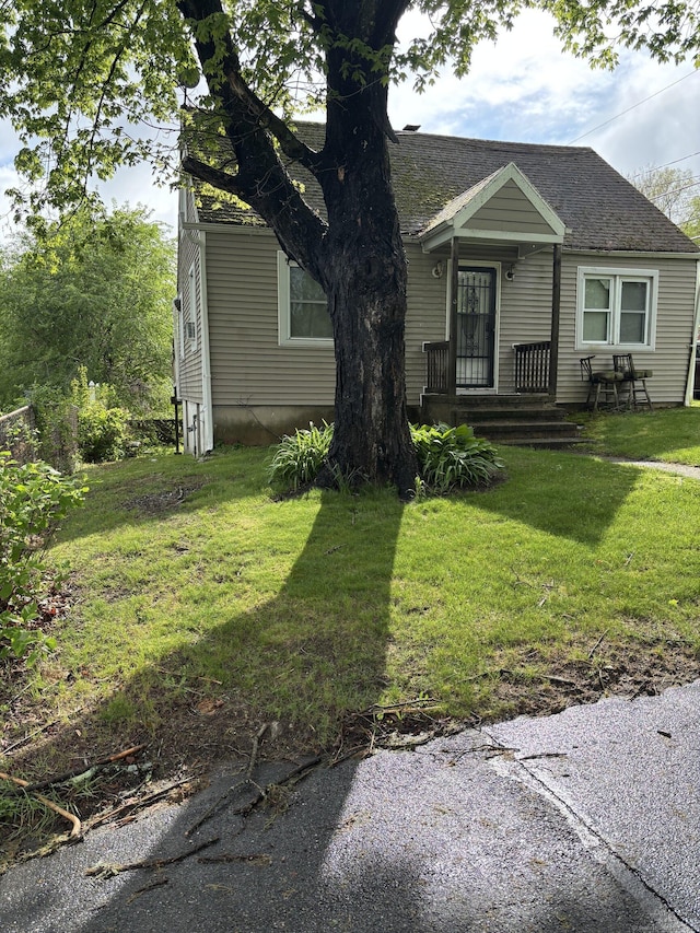 6 Peach St, Waterbury, CT 06708 - view of front of property featuring a front lawn