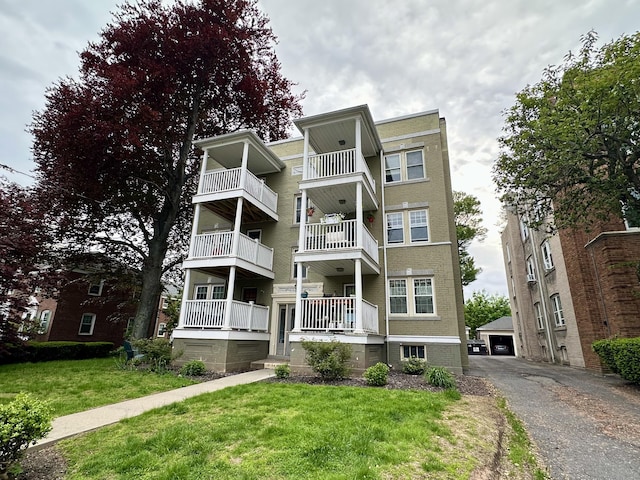 view of apartment building / complex
