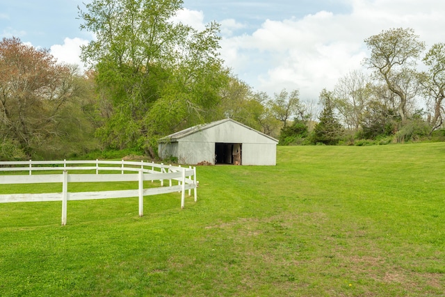 view of yard featuring a pole building and an outdoor structure