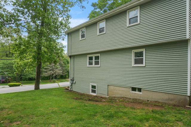 3 Fielding Dr, Montville, CT 06382 - view of side of property featuring a yard