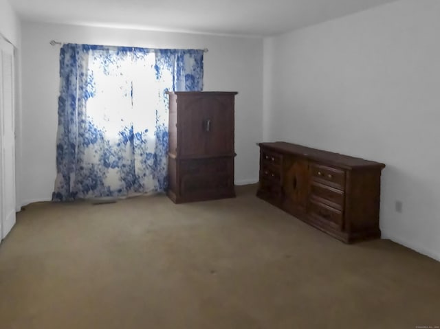 spare room featuring carpet