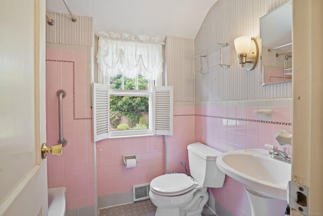 67 Matthew Dr, Stratford, CT 06614 - full bath with a shower, toilet, tile walls, lofted ceiling, and wallpapered walls