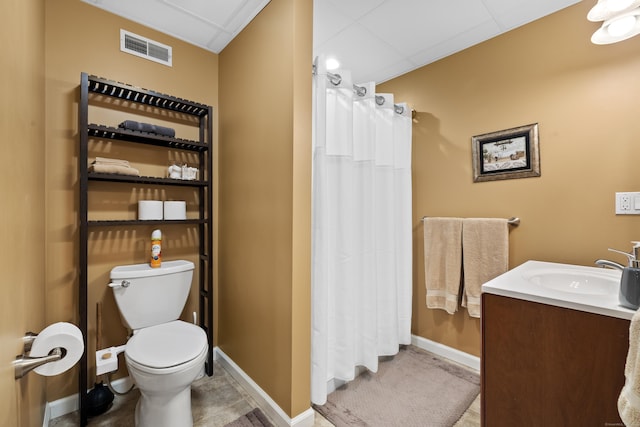 91 Pondview Cir Unit 91, Beacon Falls, CT 06403 - full bath with baseboards, toilet, vanity, and curtained shower