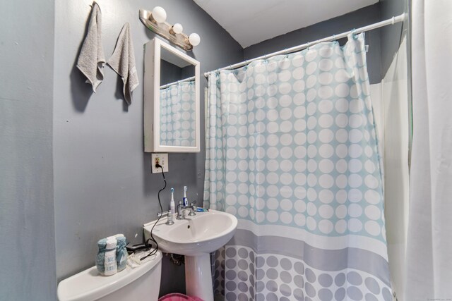 4 Granite St, Waterbury, CT 06706 - bathroom with toilet, a shower with curtain, and a sink