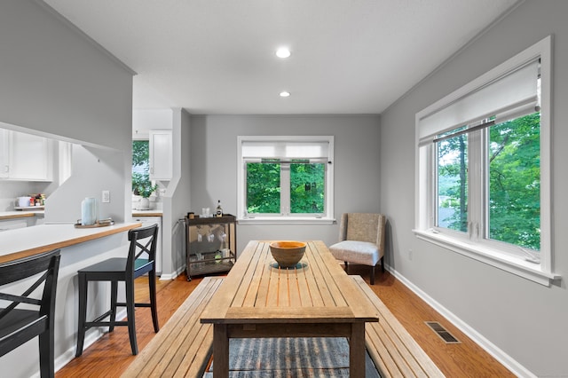 dining space with light wood-style floors, recessed lighting, and baseboards