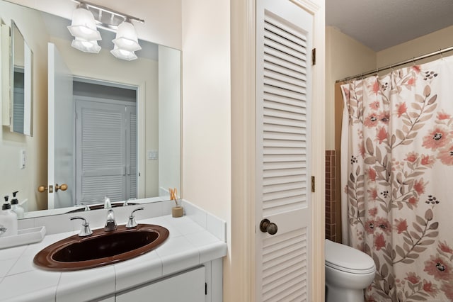 full bathroom featuring vanity, toilet, a shower with curtain, and a closet