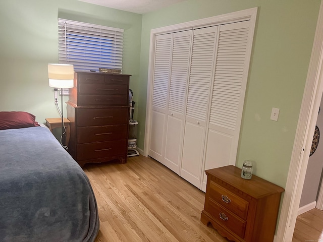 433 Garden St, Hartford, CT 06112 - bedroom featuring light wood-style floors, a closet, and baseboards