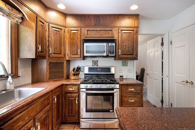 9 Meadowbrook Rd, New Fairfield, CT 06812 - kitchen with stainless steel appliances, a sink, tasteful backsplash, recessed lighting, and dark countertops