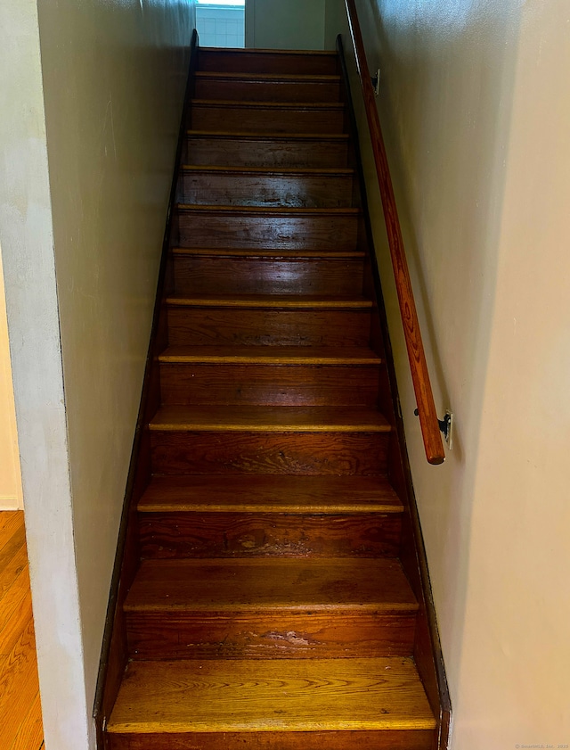 125 Lebanon St, Hartford, CT 06112 - view of stairs