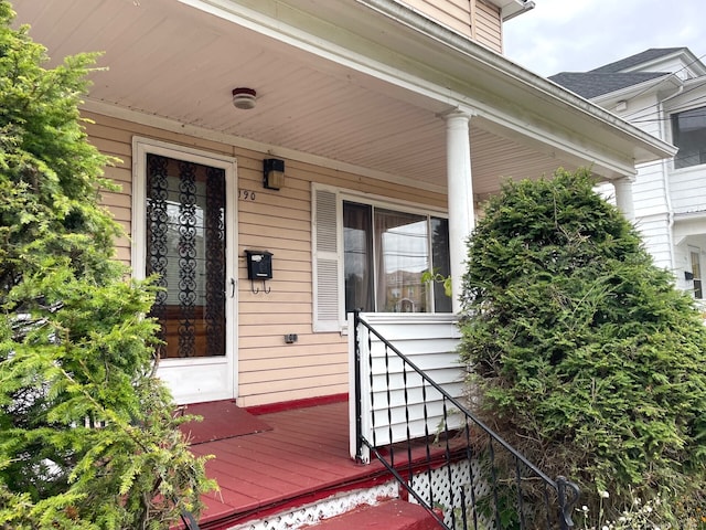 190 Holcomb St, Hartford, CT 06112 - doorway to property featuring a porch