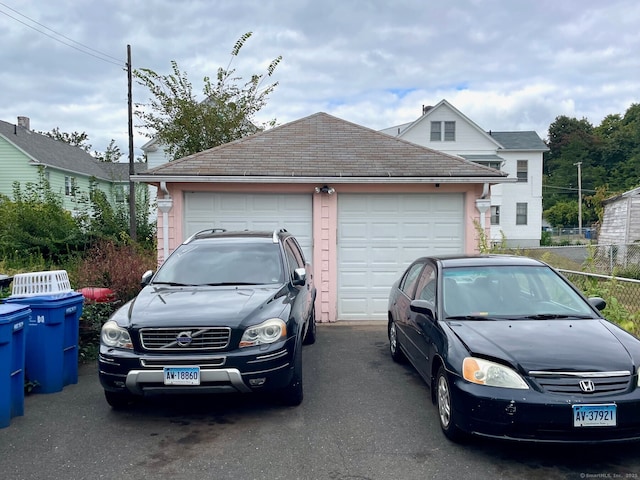 190 Holcomb St, Hartford, CT 06112 - garage featuring fence