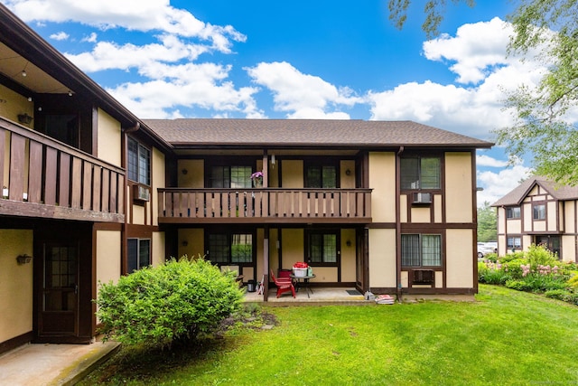 202 Foxwood Ln Unit 202, Milford, CT 06461 - back of property with a lawn and stucco siding