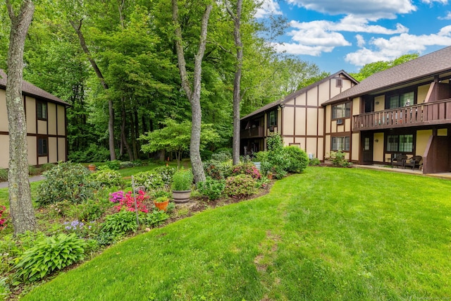 202 Foxwood Ln Unit 202, Milford, CT 06461 - view of grassy yard featuring a wooden deck