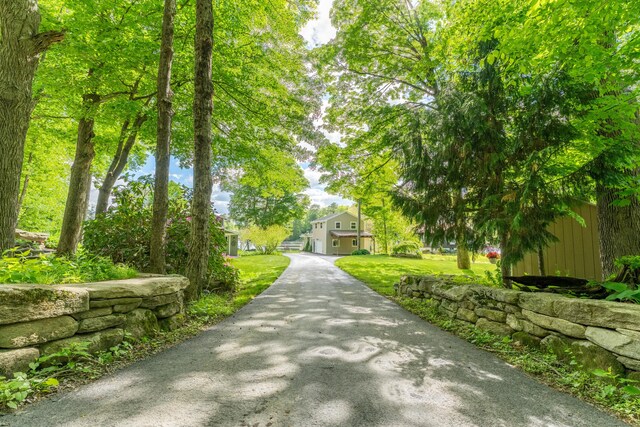 72 Lake View Dr, Woodstock, CT 06281 - surrounding community with driveway