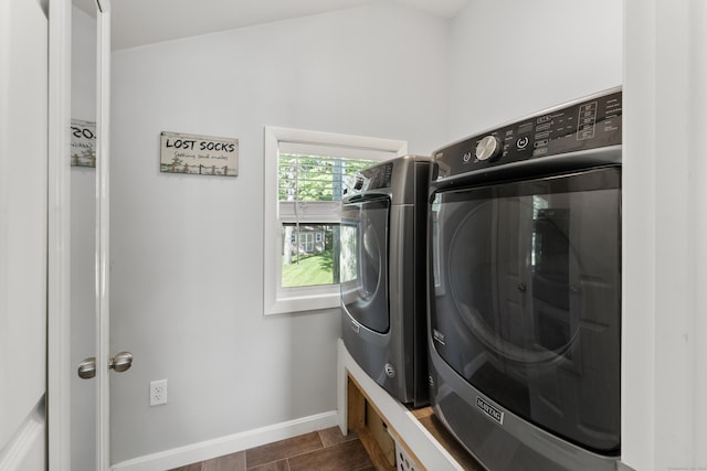 72 Lake View Dr, Woodstock, CT 06281 - laundry area with baseboards and washing machine and clothes dryer