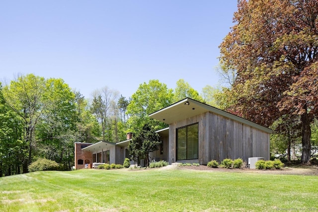 136 Belgo Rd, Salisbury, CT 06039 - view of front facade featuring a front yard and central AC