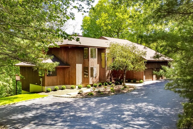 17 Walker Ln, Weston, CT 06883 - view of front of home