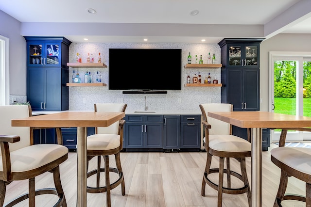 15A Shore Rd, Waterford, CT 06385 - indoor wet bar with tasteful backsplash and light wood-type flooring