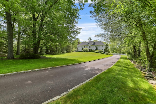 10 Easton Heights Ln, Easton, CT 06612 - view of front facade with a front yard
