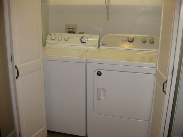 1071 River Blvd, Suffield, CT 06078 - washroom featuring washer and dryer
