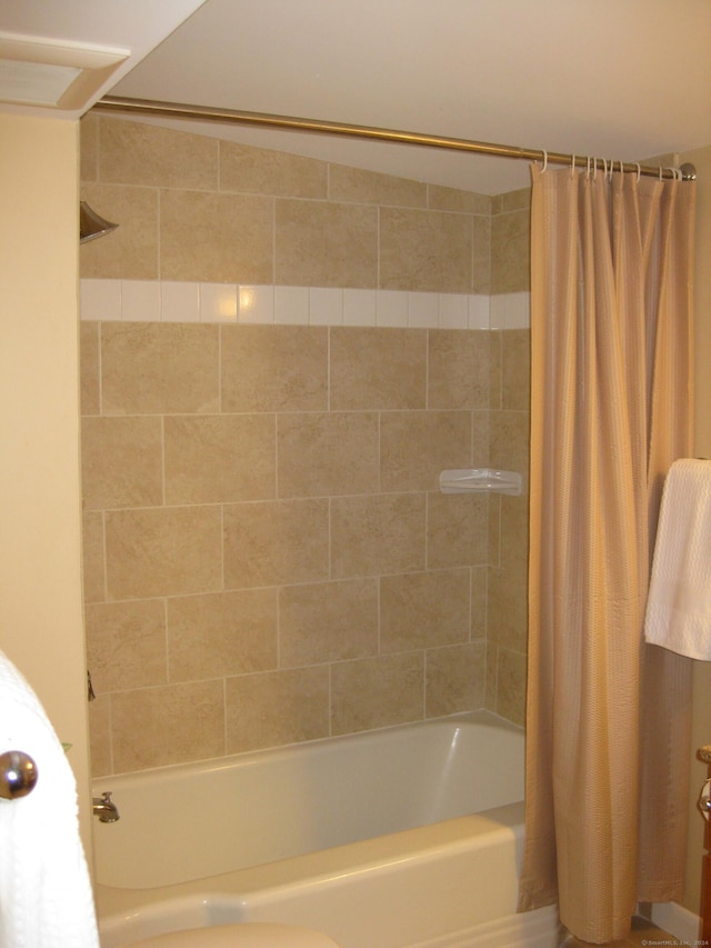 1071 River Blvd, Suffield, CT 06078 - full bath featuring shower / bath combo with shower curtain