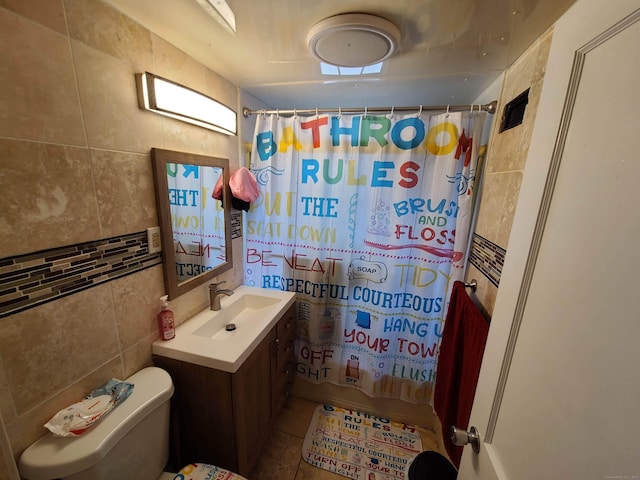 1437 Silver Ln, East Hartford, CT 06118 - full bathroom featuring tile walls, toilet, vanity, and shower / bath combination with curtain