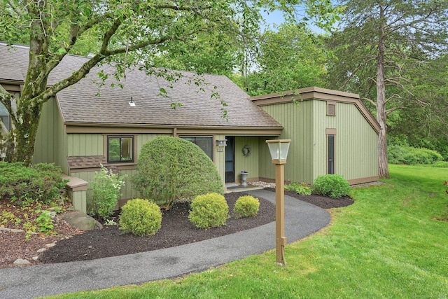 738 Heritage Vlg Unit B, Southbury, CT 06488 - view of front of house with roof with shingles and a front yard