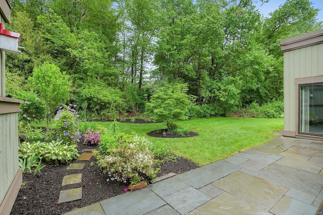 738 Heritage Vlg Unit B, Southbury, CT 06488 - view of grassy yard with a patio