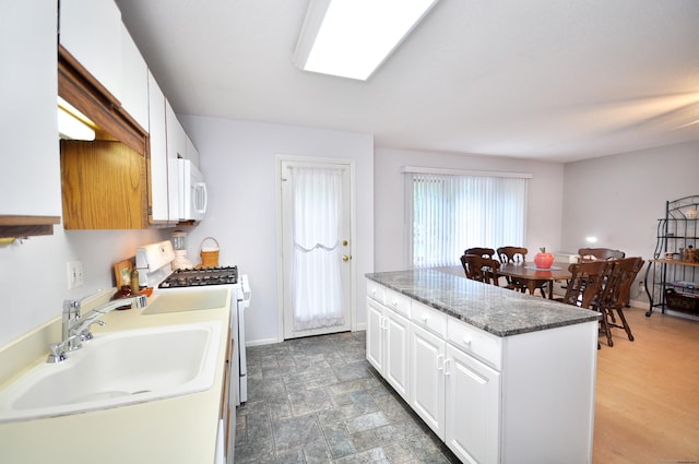 443 S Main St Unit 34, Manchester, CT 06040 - kitchen featuring white appliances, a sink, a center island, white cabinetry, and baseboards