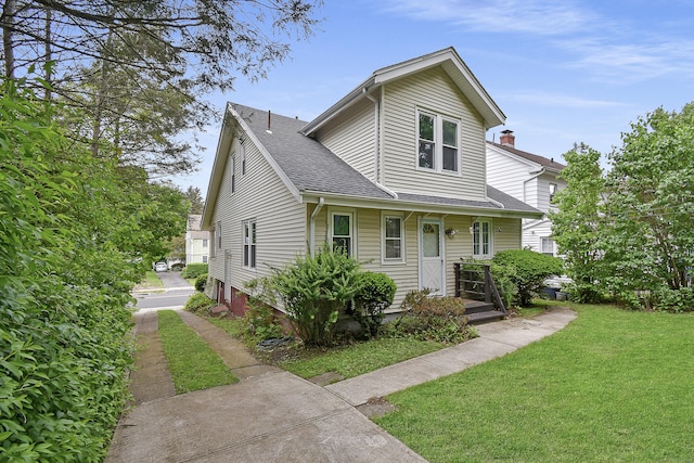 497 Commonwealth Ave, New Britain, CT 06053 - traditional-style home with a front yard and roof with shingles