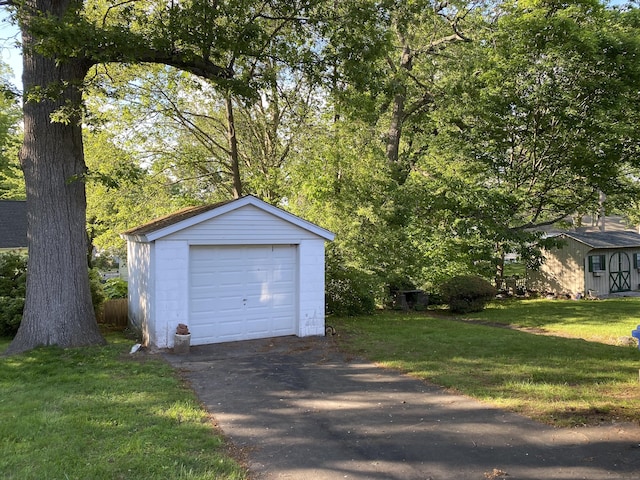 154 Wall St, Meriden, CT 06475 - detached garage with driveway