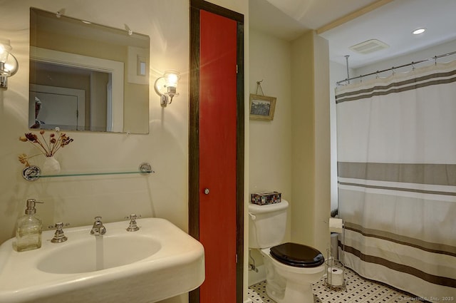 full bath featuring a sink, toilet, and a shower with curtain