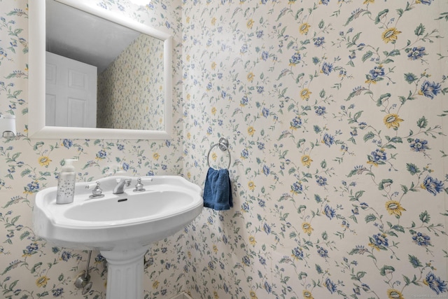 9 Lower Commons Unit 9, Woodbury, CT 06798 - bathroom featuring wallpapered walls