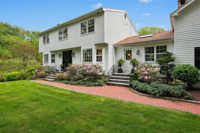 19 Pheasant Ridge Rd, Redding, CT 06896 - colonial house with a front lawn