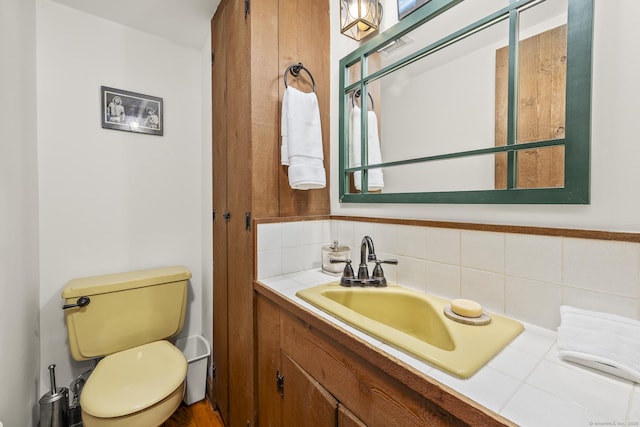 18 Grey Fox Trl, Woodbury, CT 06798 - bathroom featuring vanity, toilet, and decorative backsplash
