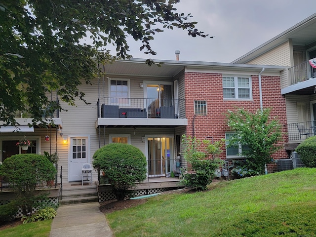 50 Greenhouse Rd Unit 41C, Bridgeport, CT 06606 - townhome / multi-family property with cooling unit, a front lawn, brick siding, and a balcony