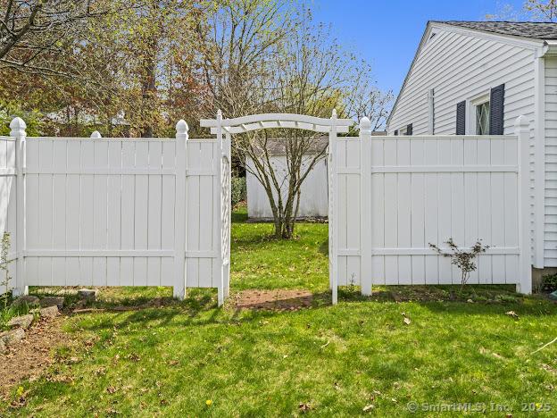 21 Poplar St, Enfield, CT 06082 - view of yard