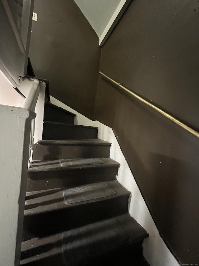 25 Bliss St, Hartford, CT 06114 - view of stairway