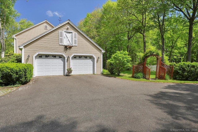 190 Bronson Dr, Middlebury, CT 06762 - garage with asphalt driveway