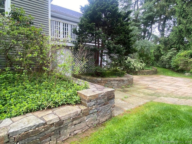 2 Tunxis Pl, Cheshire, CT 06410 - view of yard featuring a patio