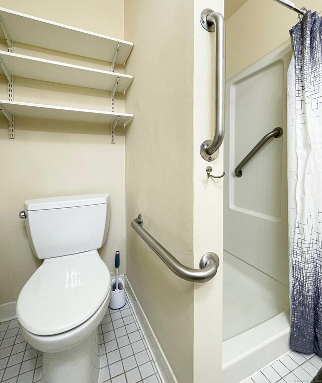 111 Dekoven Dr Apt 506, Middletown, CT 06457 - full bath with baseboards, tile patterned floors, curtained shower, and toilet