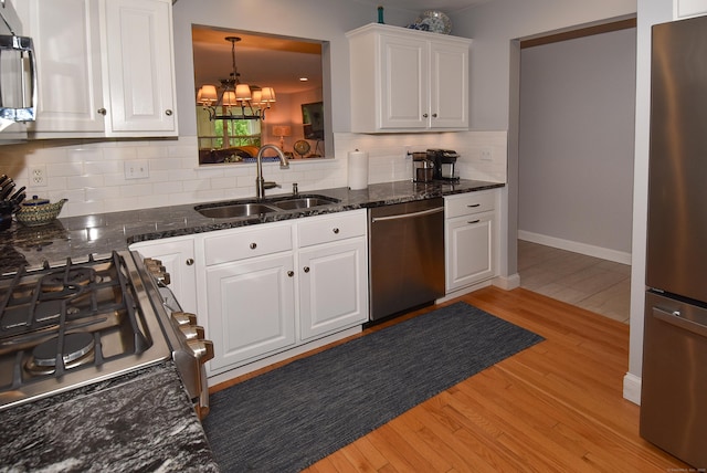 63 Hudson Ln Unit 63, Windsor, CT 06095 - kitchen with appliances with stainless steel finishes, a sink, light wood-type flooring, a chandelier, and backsplash