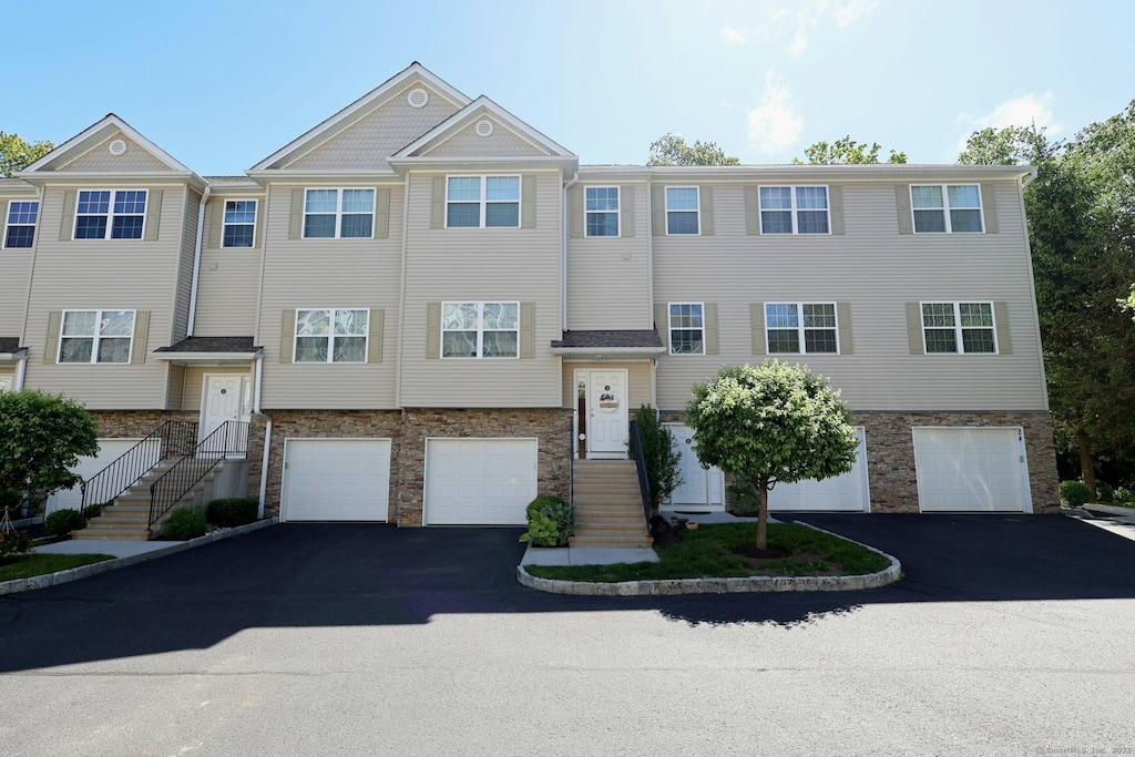 23 Riverview Ct Unit 23, Brookfield, CT 06804 - photo 1