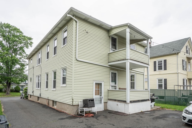 5 Seymour Ave, West Hartford, CT 06119 - rear view of property featuring a balcony
