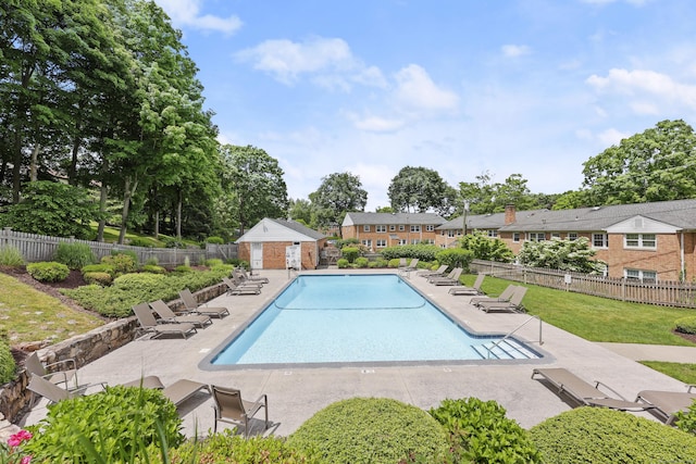 101 Heritage Hill Rd Unit 101, New Canaan, CT 06840 - community pool with a patio area and a residential view
