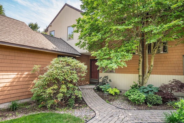 53 Bathcrescent Ln Unit 53, Bloomfield, CT 06002 - entrance to property featuring a shingled roof