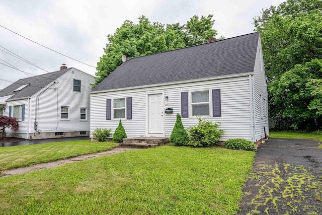2579 Whitney Ave, Hamden, CT 06518 - cape cod-style house with a shingled roof, a chimney, and a front yard