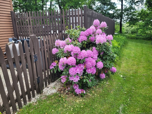 13 Little River Ln, Middletown, CT 06457 - view of yard