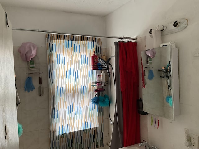 74 Branch St, Waterbury, CT 06704 - bathroom with curtained shower