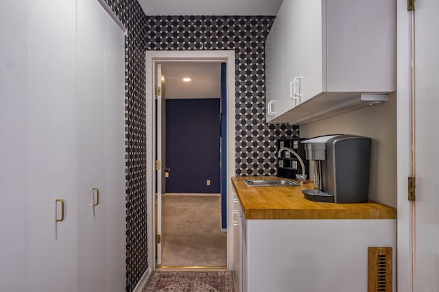 291 Peddlers Rd, Guilford, CT 06437 - hallway with a sink and baseboards
